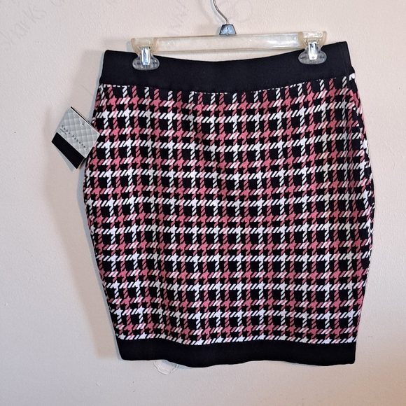Soho Apparel Black and White Mini Skirt Work Size 1x Will Fit LG. Houndstooth - Picture 4 of 7